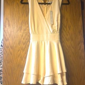 Brand new short-dress size S yellowe